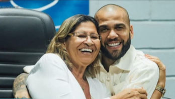 Mãe de Daniel Alves deixa encontro com advogados do filho abalada (Reprodução)